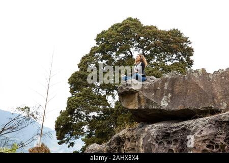 FACATATIVA, COLOMBIE - JANVIER, 2029 : les touristes visitant la Piedras del Tunjo Parc archéologique de la municipalité de Facatativa Banque D'Images