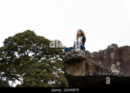 FACATATIVA, COLOMBIE - JANVIER, 2029 : les touristes visitant la Piedras del Tunjo Parc archéologique de la municipalité de Facatativa Banque D'Images