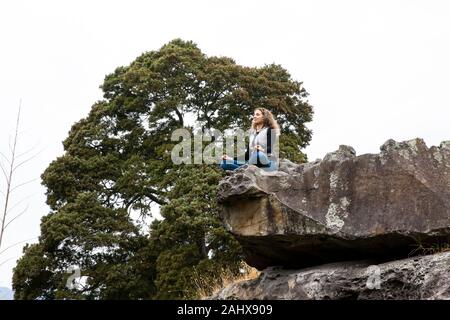 FACATATIVA, COLOMBIE - JANVIER, 2029 : les touristes visitant la Piedras del Tunjo Parc archéologique de la municipalité de Facatativa Banque D'Images