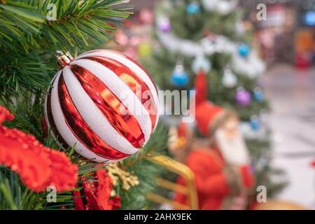 Arbre de Noël Décoré sur fond flou Banque D'Images