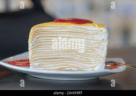 Libre de morceau de gâteau aux fraises avec de la crème fouettée servir sur une assiette blanche, douce et sélective d'arrière-plan flou artistique Banque D'Images