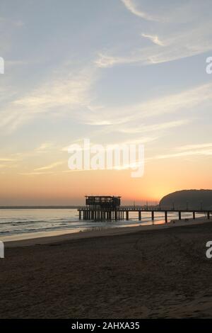 Durban, le KwaZulu-Natal, Afrique du Sud, paysage, lever du soleil, l'atmosphère belle silhouette de jetty, Ushaka plage, paysages africains, seascape Banque D'Images