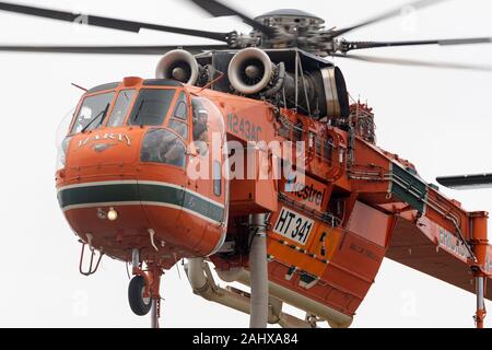 La lutte contre l'incendie Erickson Air Crane hélicoptère S-64 N243AC décoller après le remplissage avec une charge d'eau d'un petit lac avant de tomber sur un Banque D'Images