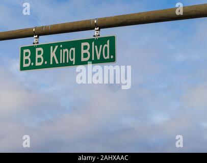 Memphis, TN / USA - 28 décembre 2109 : B.B. King Blvd street sign sur feu de circulation à Memphis, TN Banque D'Images