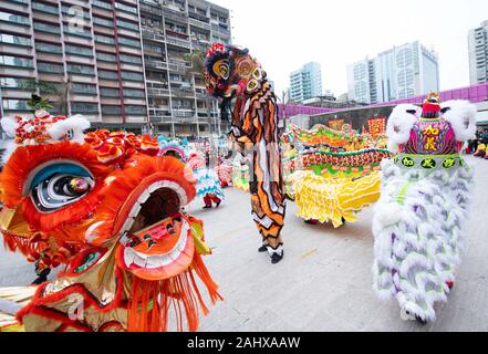 Beijing, Chine. 1er janvier, 2020. Acteurs effectuer une danse du lion au cours de la Macao International Dragon et Lion Dance Day event à Praca da Amizade Amitié (Square) à Macao, Chine du sud, janv. 1, 2020. Credit : Cheong Kam Ka/Xinhua/Alamy Live News Banque D'Images