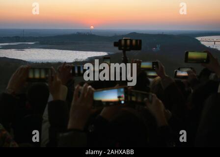 Beijing, Chine, province de Jilin. 1er janvier, 2020. Les gens regarder le lever du soleil paysage dans le nord-est de la Chine, Shanghai est la province de Jilin, le 1 er janvier 2020. Credit : Luo Yuan/Xinhua/Alamy Live News Banque D'Images