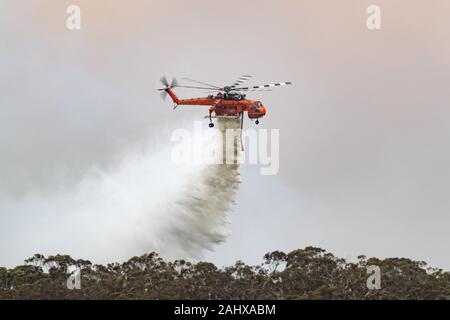 Erickson Air Crane (hélicoptère Sikorsky S-64) N243AC La suppression d'une grande charge de l'eau sur un incendie à l'appui des efforts de lutte contre l'incendie par des équipages sur th Banque D'Images