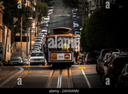 Tramway de Powell Street vu de derrière dans une intersection, téléphérique historique dans le coucher du soleil Banque D'Images