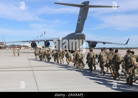 Fayetteville, États-Unis. 01 janvier, 2020. Les parachutistes de l'armée américaine avec la 82e Division aéroportée, la ligne jusqu'à charger sur le pape à l'aérodrome de l'armée le 1 janvier, 2020 à Fayetteville, Caroline du Nord. La Force de réaction immédiate est en cours de déploiement à Bagdad après que des manifestants violents ont attaqué l'ambassade des États-Unis composé. Le Capitaine Crédit : Robyn/Planetpix Haake/Alamy Live News Banque D'Images