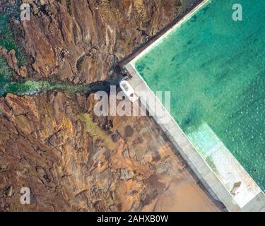 Merewether beach ocean baignoire drone abattu au-dessus de Banque D'Images