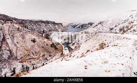 Vue de dessus d'Anderson Ranch barrage dans l'hiver, recouvert de neige, situé sur la branche sud de la rivière de Boise en Idaho. Banque D'Images