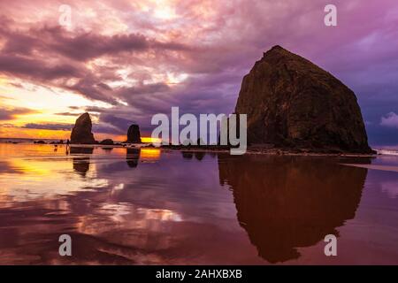 Haystack Rock de l'Oregon sur Cannon Beach au coucher du soleil Banque D'Images