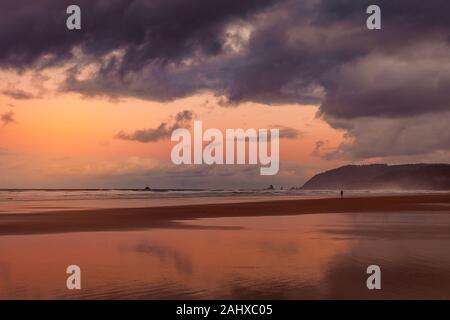 Cannon Beach, Oregon au coucher du soleil Banque D'Images