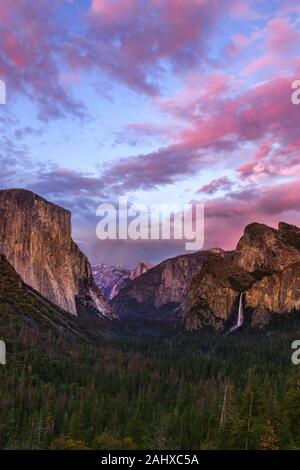 Le parc national de Yosemite, vu au coucher du soleil depuis la vue sur le tunnel, donne sur