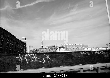 Boris est Helch grafitti slogan sur le mur donnant sur Olympia Londres Banque D'Images