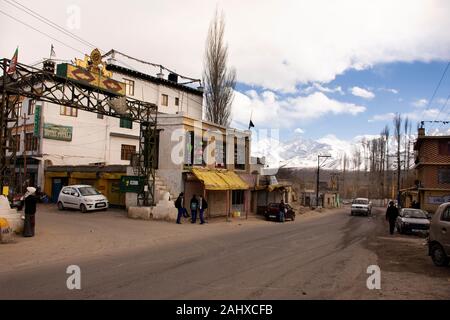 JAMMU Cachemire, l'INDE - 20 mars : Circulation routière et les Indiens en voiture Voiture et moto d'équitation et la marche sur route à Manali Leh Ladakh Leh sur Ma Banque D'Images