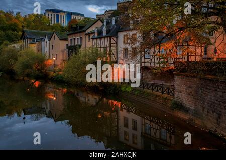 Vue du coucher de soleil de l'ancienne maisons pastel qui reflète de l'Alzette au Luxembourg, vieille ville, site du patrimoine mondial de l'Unesco et de l'ancien mur de la ville Banque D'Images