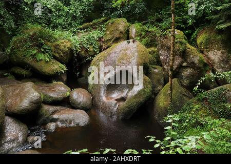 Chaos de rochers - fouillis de formations de rochers bizarres dans la forêt de Huelgoat, Bretagne, France Banque D'Images