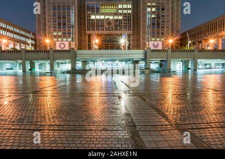 Tokyo, Japon - 29 août 2016 : Tokyo Metropolitan Government Building entrée avant la nuit Banque D'Images