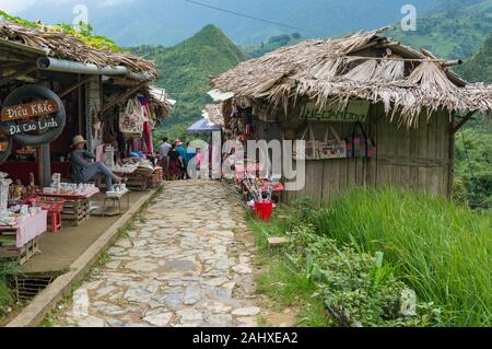 Cat Cat, le Vietnam - 20 août 2017 : Cat Cat village ethnique avec des maisons traditionnelles de la rue et les touristes Banque D'Images