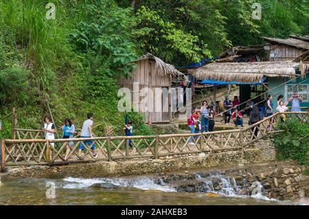 Cat Cat, le Vietnam - 20 août 2017 : les touristes sur le pont en Cat Cat village ethnique Banque D'Images