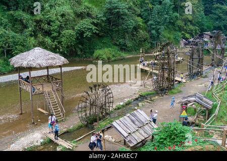 Cat Cat, le Vietnam - 20 août 2017 : les moulins à eau et le ruisseau à Cat Cat village touristique Banque D'Images