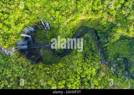 Vue de dessus, superbe vue aérienne de l'Tumpak Sewu Cascades également connu sous le nom de Coban Sewu. Banque D'Images