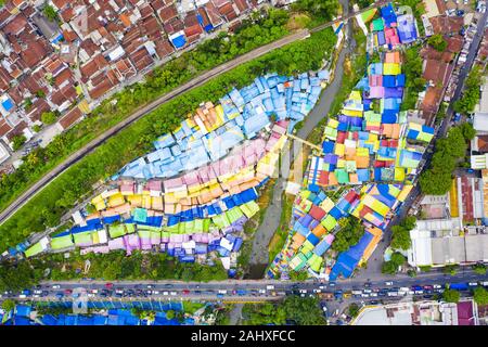 Vue de dessus, superbe vue aérienne du village Arc-en-ciel aussi connu comme Jodipan Jodipan ou Kampung Wisata, un village pittoresque situé à Malang. Banque D'Images