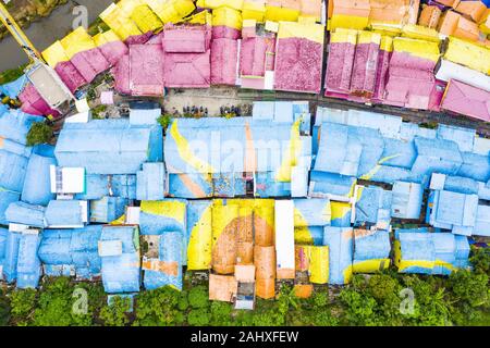 Vue de dessus, superbe vue aérienne du village Arc-en-ciel aussi connu comme Jodipan Jodipan ou Kampung Wisata, un village pittoresque situé à Malang. Banque D'Images