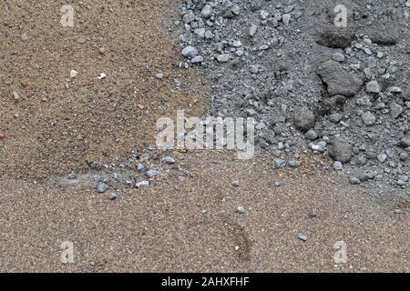 Matériaux de construction dans un chantier de construction. Sur cette photo vous pouvez voir le sable brun et gris gris Matériau pierre concassée. Libre image couleur. Banque D'Images