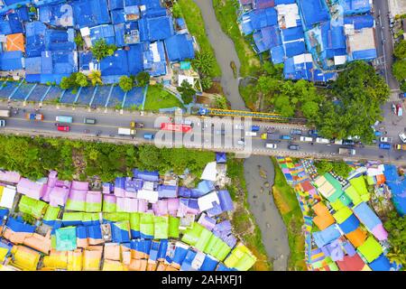 Vue de dessus, superbe vue aérienne du village Arc-en-ciel aussi connu comme Jodipan Jodipan ou Kampung Wisata, un village pittoresque situé à Malang. Banque D'Images