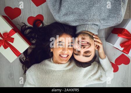 Le jour de la Saint-Valentin. Donne Couple coeur à la Saint-Valentin en chambre. Vue d'en haut Banque D'Images