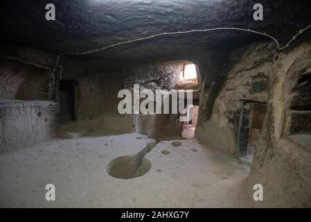 Dans la ville souterraine de Guzelyurt en Cappadoce, vallée de Guzelyurt, Turquie. Une ancienne cité de grottes à plusieurs niveaux dans la vallée d'Ihlara Banque D'Images