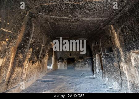 Dans la ville souterraine de Guzelyurt en Cappadoce, vallée de Guzelyurt, Turquie. Une ancienne cité de grottes à plusieurs niveaux dans la vallée d'Ihlara Banque D'Images