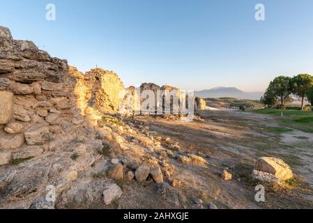 Vue sur les ruines antiques de la ville romaine de Hiérapolis à Pamukkale, Turquie. Le site est classé au patrimoine mondial de l'UNESCO près de la ville de Denizli. Banque D'Images