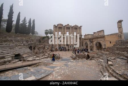 Ephèse, Selcuk Izmir, Turquie. Bibliothèque de Celsus et sculpture dans l'ancienne ville d'Efes. Patrimoine mondial de l'UNESCO Banque D'Images