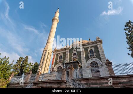 Vue sur la mosquée Salepcioglu. Situé à côté de la place Konak, au coeur de la ville d'Izmir, en Turquie. Banque D'Images