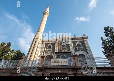 Vue sur la mosquée Salepcioglu. Situé à côté de la place Konak, au coeur de la ville d'Izmir, en Turquie. Banque D'Images