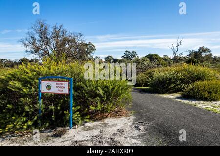 Gelorup Australia-June, Australie de l'Ouest, 29e 2018 : Michael Tichbon sur l'entrée du parc belle journée hivers Banque D'Images