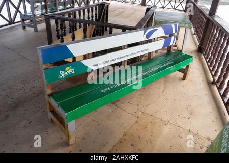 Un banc fabriqué à partir de bouteilles en plastique recyclées en Philippines,Siargao. Banque D'Images