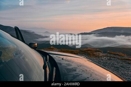 Off Road Aventure au lever du soleil et de beaux nuages sur les montagnes Banque D'Images