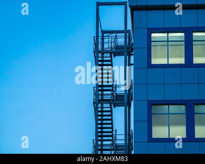 Pour l'escalier de l'évacuation des personnes sur le mur d'un bâtiment industriel. La technologie. Image en arrière-plan. Place pour le texte. Banque D'Images