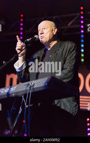 Neil Innes, collaboré avec le BONZO DOG DOO dah band-, Monty Python et l'Ruttles se produisant au Festival Musicport, Whitby, UK 20/10/13 Banque D'Images