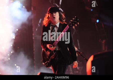 Udine Italie 05/19/2010 : live concert de ACDC au Stadio Friuli,Angus Young lors du concert Banque D'Images