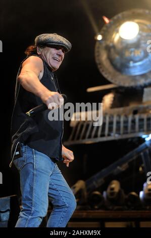 Udine Italie 05/19/2010 : live concert de ACDC au Stadio Friuli,Brian Johnson pendant le concert Banque D'Images