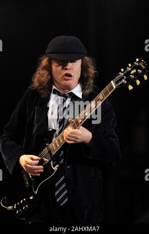 Udine Italie 05/19/2010 : live concert de ACDC au Stadio Friuli,Angus Young lors du concert Banque D'Images