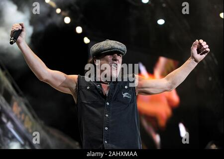 Udine Italie 05/19/2010 : live concert de ACDC au Stadio Friuli,Brian Johnson pendant le concert Banque D'Images