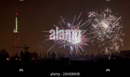 Les gens célèbrent la Saint-Sylvestre en feux d'artifice à Prague, République Tchèque, le 1er janvier 2020. (CTK photo/Petr Mlch) Banque D'Images