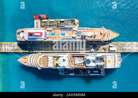 Vue aérienne des deux géants de bateaux de croisière amarrés dans le port de Philipsburg et trois barges, île de Sint Maarten, Antilles néerlandaises, Antilles, Banque D'Images