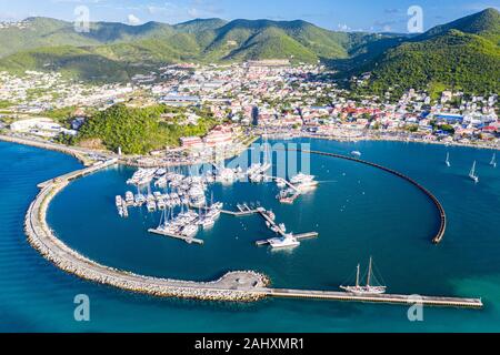 Vue aérienne de Marigot, la ville principale et capitale dans la française de Saint Martin, le partage la même île néerlandaise avec Sint Maarten. Fort Saint Louis sur une colline Banque D'Images